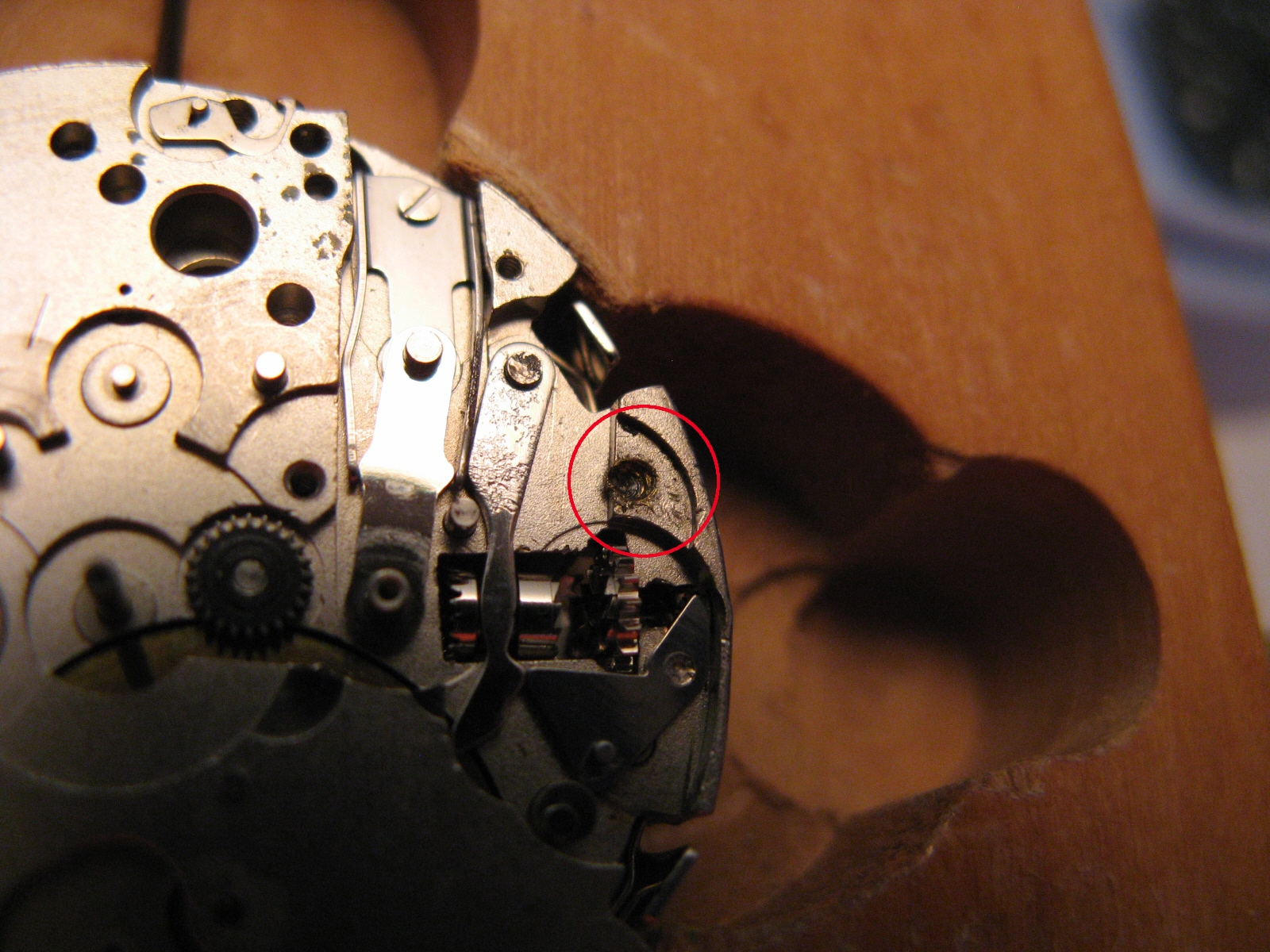 mit abgebrochener und teileweise ausgebohrter Schraube kam sie an